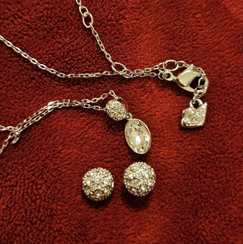 Necklace 18" but adjuatable foe shoetwr. INCLUDWS earring set.  Be party ready!